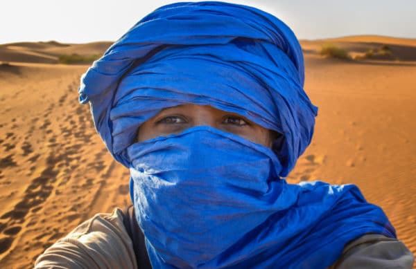 トゥアレグ族 青の民族として知られるベルベル人でサハラ砂漠を中心に生活している民族 世界雑学ノート
