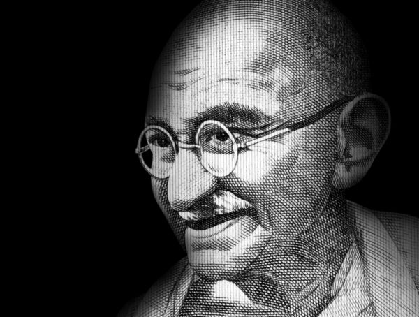 マハトマ・ガンジーとは？インド独立運動の父の生涯と5つの事実 | 世界