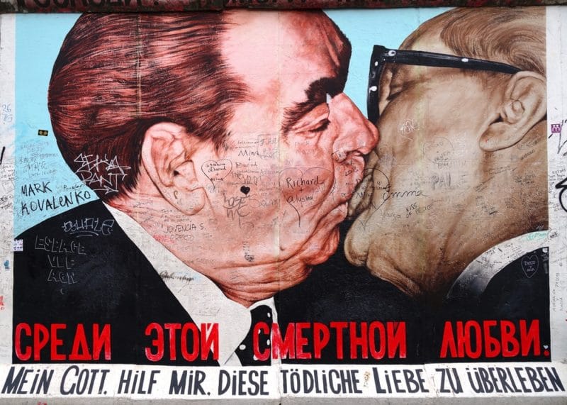 ベルリンの壁にあるキスの絵 落書き とは何なのか 世界雑学ノート