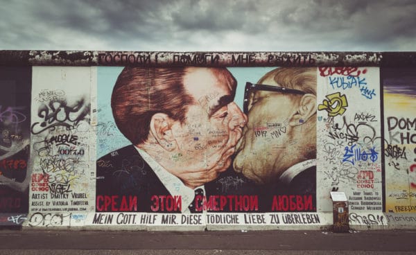 ベルリンの壁にあるキスの絵 落書き とは何なのか 世界雑学ノート