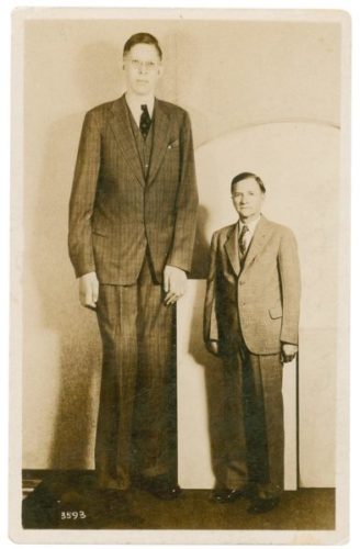 世界一身長が高い人まとめ 史上最も背が高くなった9人 世界雑学ノート